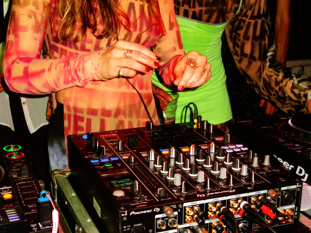Laboratorio di musica elettronica e djing per under 21 | Radicante
